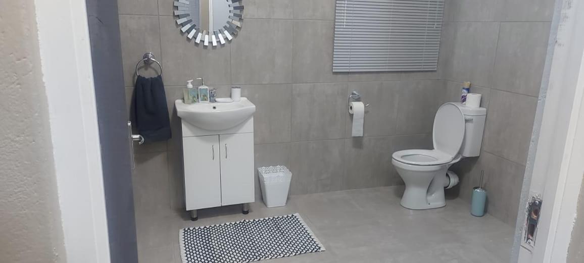דירות Graaff-Reinet Tj Self-Catering מראה חיצוני תמונה