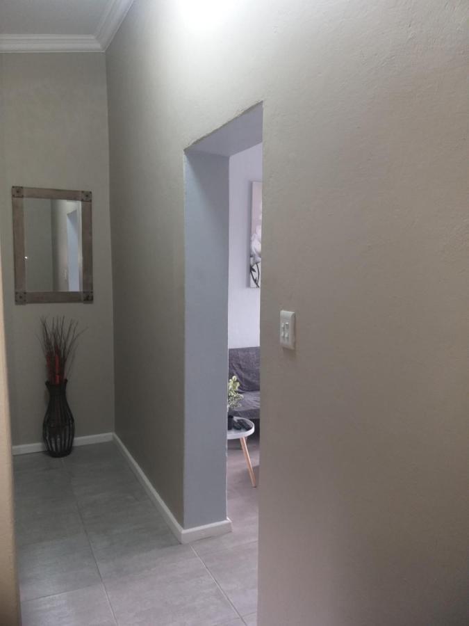 דירות Graaff-Reinet Tj Self-Catering מראה חיצוני תמונה