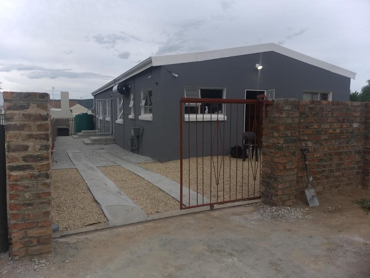 דירות Graaff-Reinet Tj Self-Catering מראה חיצוני תמונה