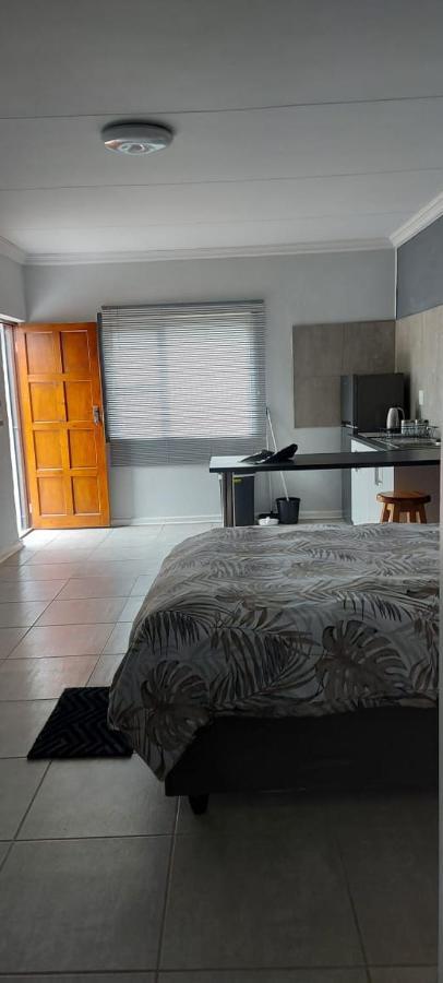 דירות Graaff-Reinet Tj Self-Catering מראה חיצוני תמונה