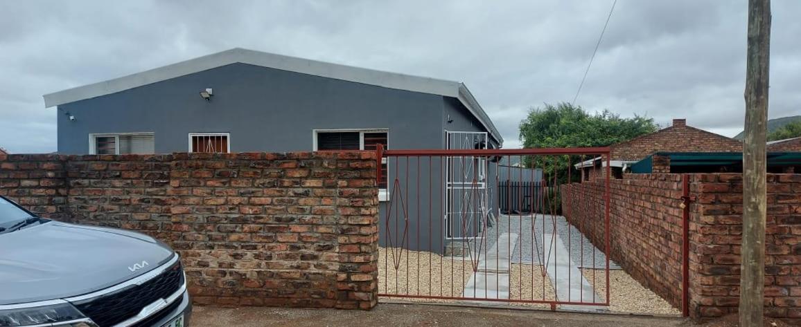 דירות Graaff-Reinet Tj Self-Catering מראה חיצוני תמונה